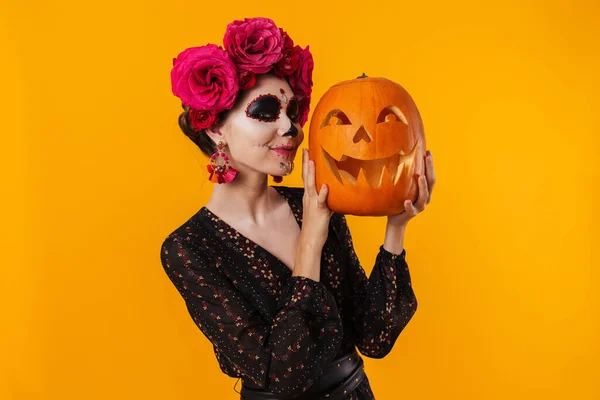 Glad Ung Flicka Halloween Makeup Poserar Med Pumpa Isolerad Över — Stockfoto