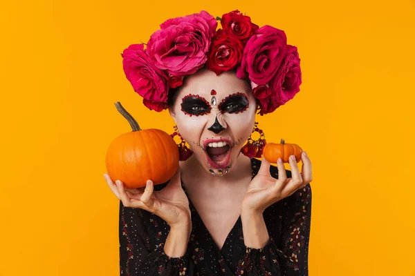 Skrämmande Ung Flicka Halloween Makeup Poserar Med Pumpor Isolerade Över — Stockfoto