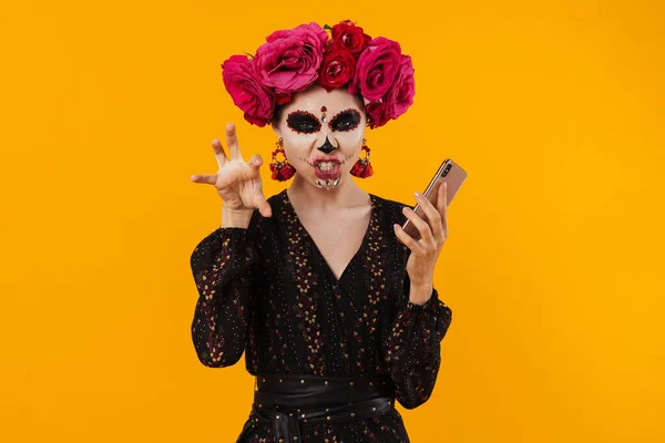 Skrämmande Flicka Halloween Makeup Och Blomma Krans Med Hjälp Mobiltelefon — Stockfoto