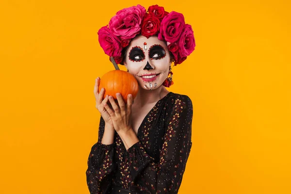 Glad Ung Flicka Halloween Makeup Poserar Med Pumpa Isolerad Över — Stockfoto