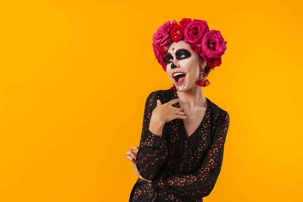 Glad Flicka Halloween Makeup Och Blomma Krans Poserar Vid Kameran — Stockfoto