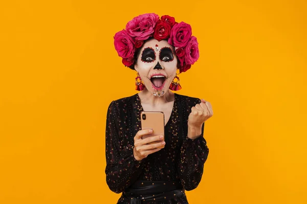 Menina Excitada Maquiagem Halloween Fazendo Gesto Vencedor Usar Telefone Celular — Fotografia de Stock