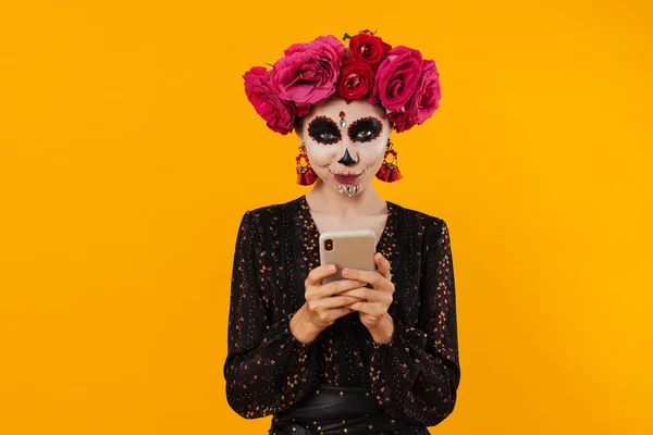 Menina Agradável Maquiagem Halloween Coroa Flores Usando Telefone Celular Isolado — Fotografia de Stock