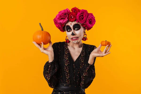 Förvirrad Ung Flicka Halloween Makeup Poserar Med Pumpor Isolerade Över — Stockfoto