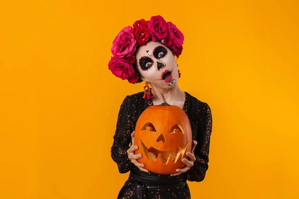 Skrämmande Ung Flicka Halloween Makeup Poserar Med Pumpa Isolerad Över — Stockfoto