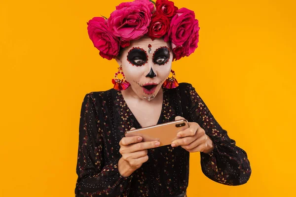 Garota Excitada Maquiagem Halloween Jogando Jogo Online Celular Isolado Sobre — Fotografia de Stock