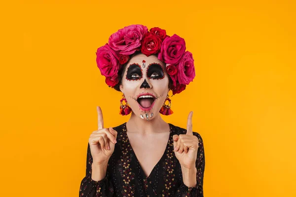 Spännande Flicka Halloween Makeup Och Blomma Krans Pekar Finger Uppåt — Stockfoto