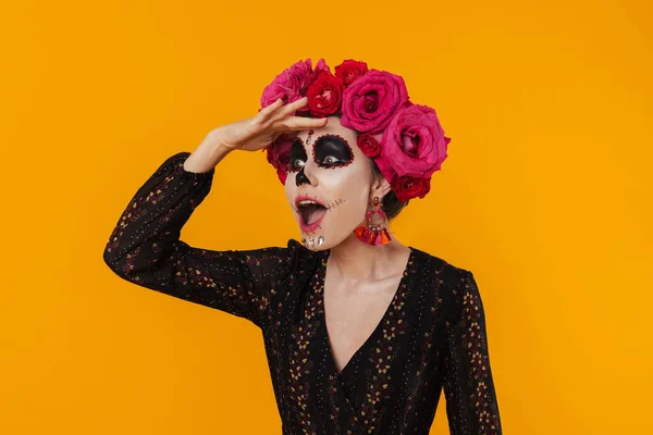 Spännande Flicka Halloween Makeup Och Blomma Krans Tittar Sidan Isolerad — Stockfoto