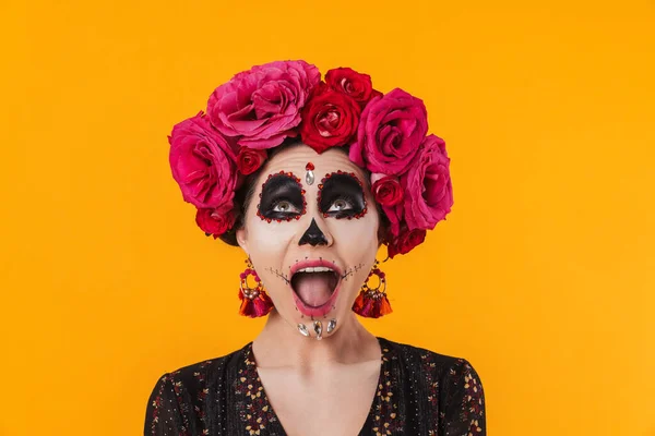 Spännande Flicka Halloween Makeup Och Blomma Krans Poserar Vid Kameran — Stockfoto