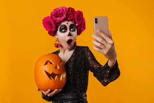 Menina Chocada Maquiagem Halloween Tomando Selfie Enquanto Posando Com Abóbora — Fotografia de Stock