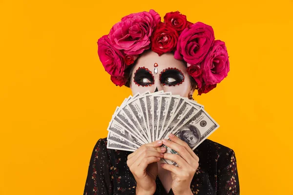 Glad Ung Flicka Halloween Makeup Poserar Med Dollar Isolerade Över — Stockfoto