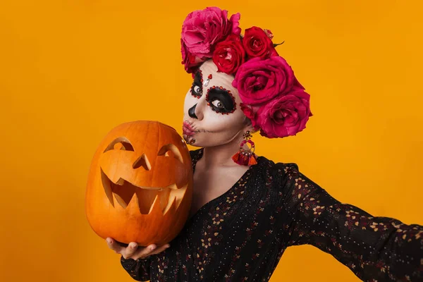 Menina Divertida Maquiagem Halloween Tomando Selfie Enquanto Posando Com Abóbora — Fotografia de Stock