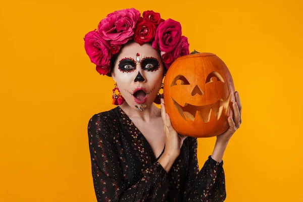 Choqué Jeune Fille Dans Halloween Maquillage Posant Avec Citrouille Isolé — Photo