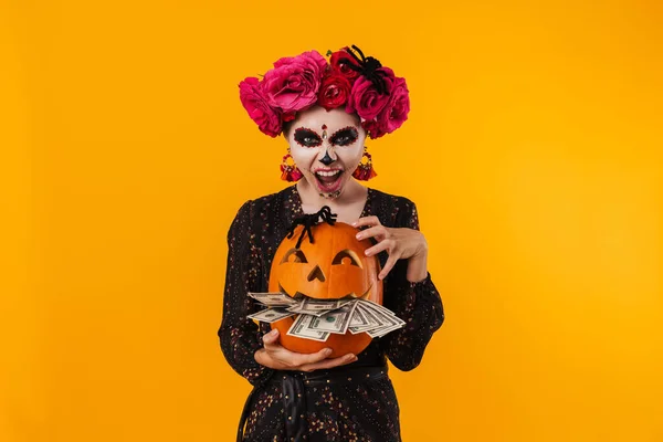 Läskig Kaukasiska Flicka Halloween Makeup Poserar Med Pumpa Och Dollar — Stockfoto