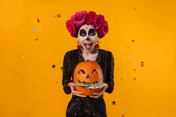 Deliciosa Chica Caucásica Maquillaje Halloween Posando Con Calabaza Dólares Aislados — Foto de Stock