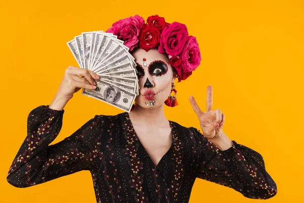 Roande Flicka Halloween Makeup Gestikulerande Fred Tecken Samtidigt Hålla Dollar — Stockfoto