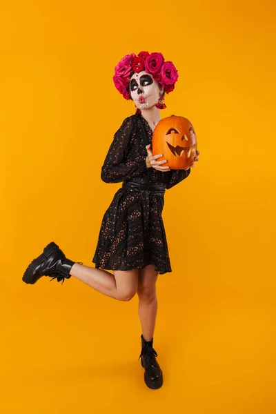 Rolig Kaukasiska Flicka Halloween Makeup Poserar Med Pumpa Isolerad Över — Stockfoto