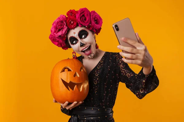 Alegre Chica Halloween Maquillaje Tomando Selfie Mientras Posando Con Calabaza —  Fotos de Stock