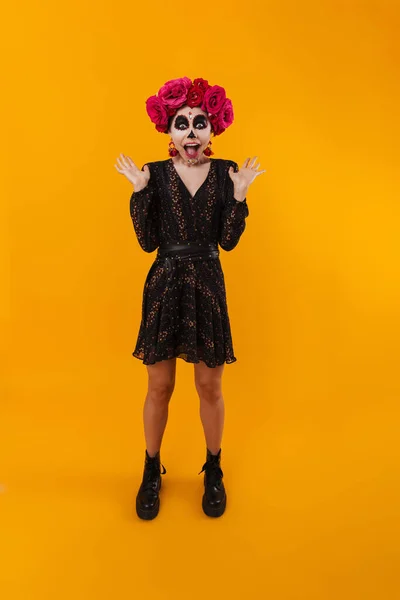 Spännande Flicka Halloween Makeup Skriker Medan Poserar Kameran Isolerad Över — Stockfoto