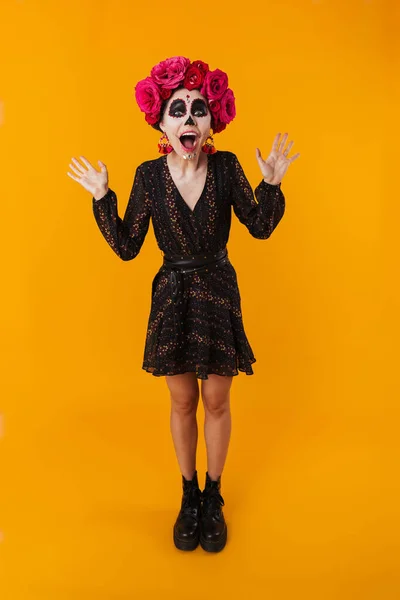 Spännande Flicka Halloween Makeup Skriker Medan Poserar Kameran Isolerad Över — Stockfoto