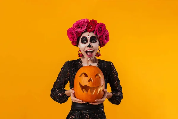 Glad Kaukasiska Flicka Halloween Makeup Poserar Med Pumpa Isolerad Över — Stockfoto