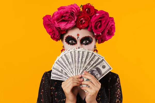 Glad Ung Flicka Halloween Makeup Poserar Med Dollar Isolerade Över — Stockfoto