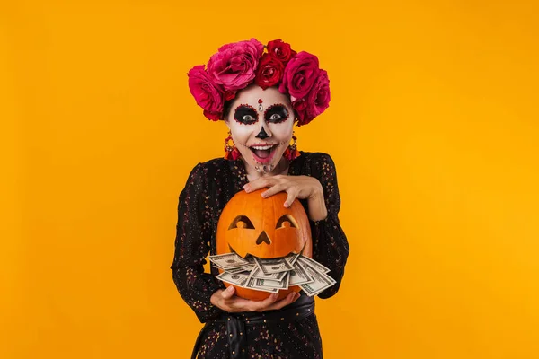 Menina Caucasiana Encantada Maquiagem Halloween Posando Com Abóbora Dólares Isolados — Fotografia de Stock