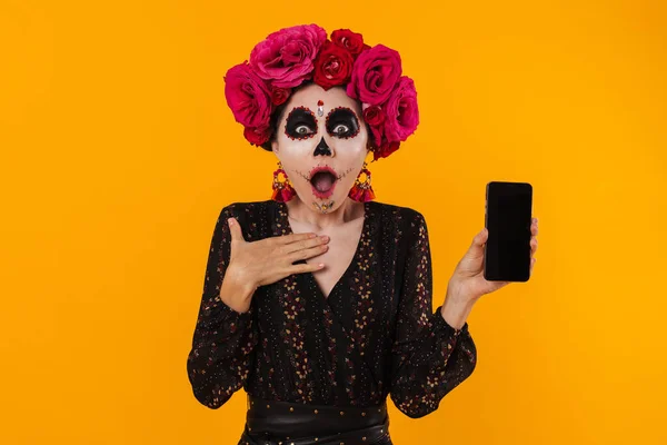 Chica Conmocionada Maquillaje Halloween Corona Flores Que Muestra Teléfono Móvil —  Fotos de Stock