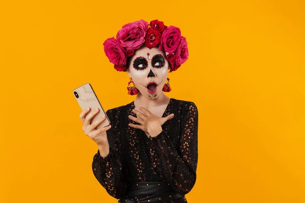 Chockad Flicka Halloween Makeup Och Blomma Krans Med Hjälp Mobiltelefon — Stockfoto