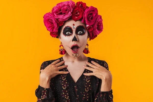 Chockad Flicka Halloween Makeup Och Blomma Krans Poserar Vid Kameran — Stockfoto