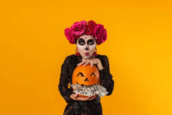 Glad Kaukasiska Flicka Halloween Makeup Poserar Med Pumpa Och Dollar — Stockfoto