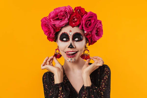 Nöjd Flicka Halloween Makeup Och Blomma Krans Visar Sin Tunga — Stockfoto