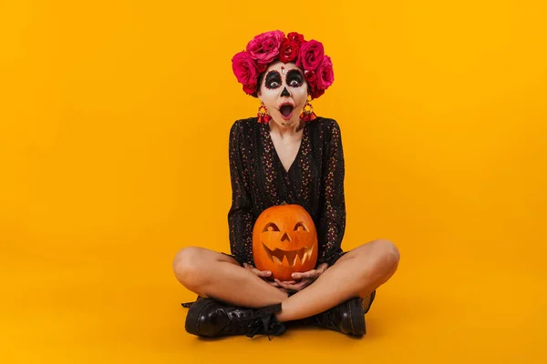 Choqué Jeune Fille Dans Maquillage Halloween Avec Citrouille Assis Sur — Photo