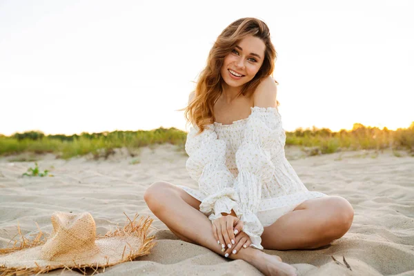 Junge Kaukasische Attraktive Brünette Frau Kleid Lächelt Während Sie Strand — Stockfoto