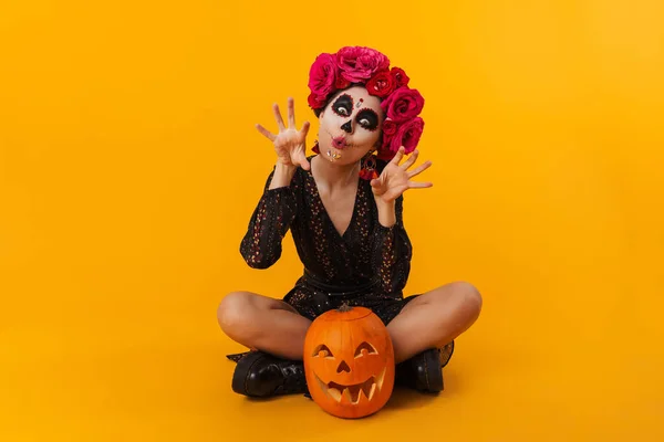 Läskig Ung Flicka Halloween Makeup Med Pumpa Sitter Golvet Isolerad — Stockfoto
