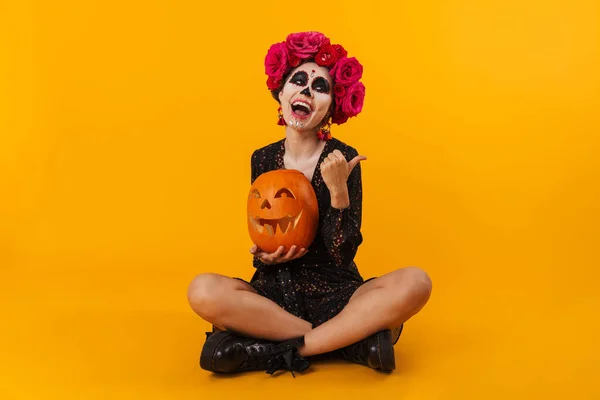 Riendo Chica Caucásica Maquillaje Halloween Con Calabaza Señalando Dedo Lado —  Fotos de Stock