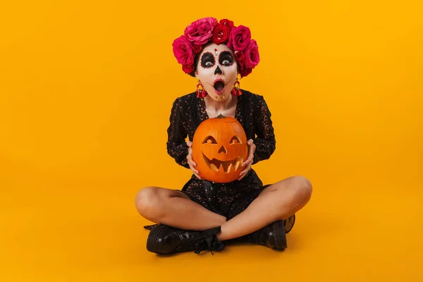 Chockad Ung Flicka Halloween Makeup Med Pumpa Sitter Golvet Isolerad — Stockfoto