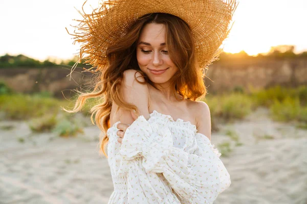 Giovane Donna Bruna Attraente Caucasica Cappello Paglia Sorridente All Aperto — Foto Stock