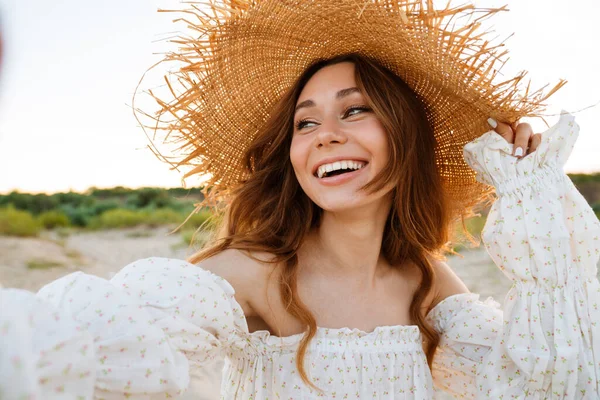 Giovane Donna Bruna Attraente Caucasica Cappello Paglia Sorridente Guardando Parte — Foto Stock