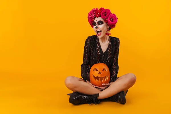 Joyeux Jeune Fille Dans Maquillage Halloween Avec Citrouille Assis Sur — Photo