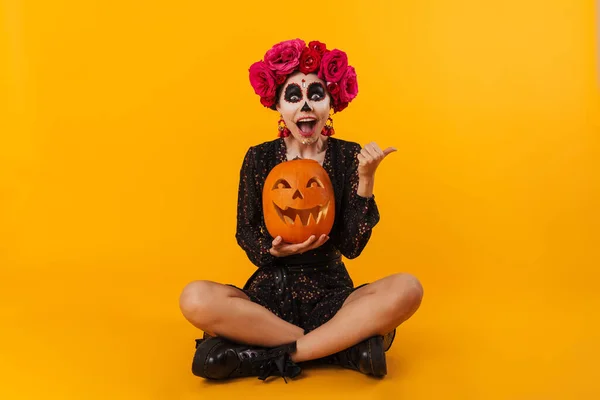 Glad Kaukasiska Flicka Halloween Makeup Med Pumpa Pekar Finger Sidan — Stockfoto