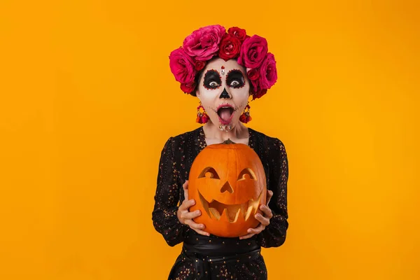Excité Caucasien Fille Dans Halloween Maquillage Posant Avec Citrouille Isolé — Photo