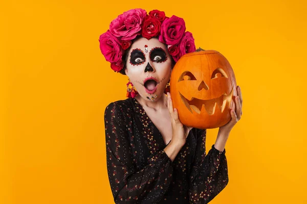 Geschokt Jong Meisje Halloween Make Poseren Met Pompoen Geïsoleerd Gele — Stockfoto