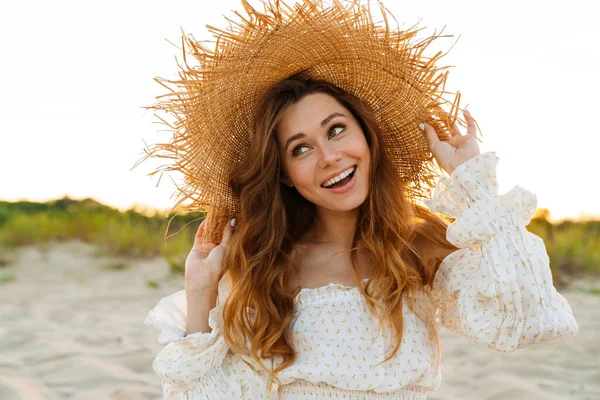 Giovane Donna Bruna Attraente Caucasica Cappello Paglia Sorridente Guardando Parte — Foto Stock