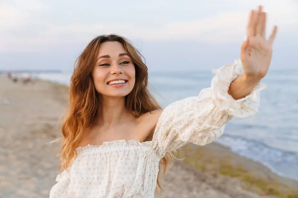 Giovane Donna Bruna Attraente Caucasica Abito Sorridente Agitando Sulla Spiaggia — Foto Stock