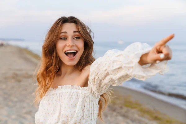 Jovem Caucasiano Atraente Morena Mulher Sorrindo Gesticulando Seu Dedo Lado — Fotografia de Stock