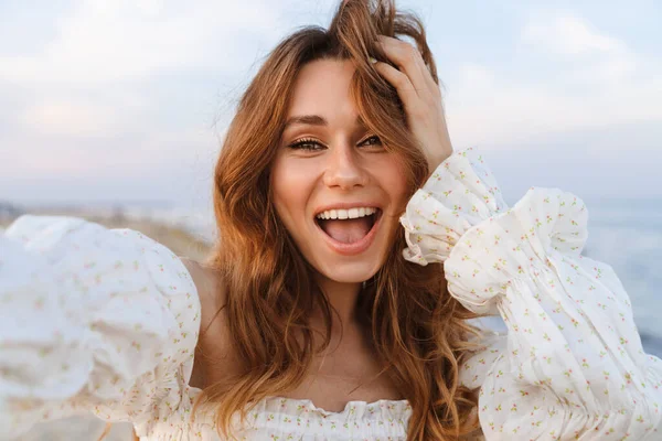 Jovem Caucasiano Animado Morena Mulher Vestido Sorrindo Para Câmera Tomando — Fotografia de Stock