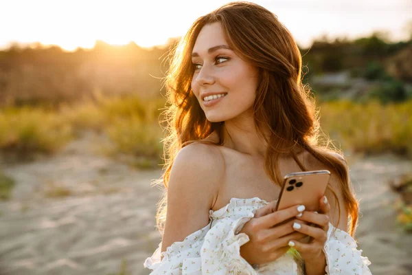 Young Caucasian Attractive Brunette Woman Smiling Holding Cellphone While Walking — Stock Photo, Image