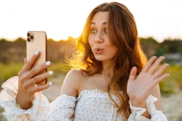 Beyaz Tenli Çekici Esmer Kadın Gülümsüyor Cep Telefonuna Sallıyor — Stok fotoğraf