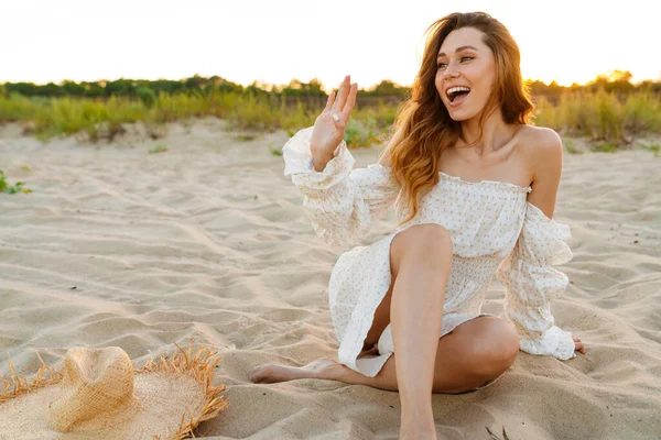 Junge Kaukasische Attraktive Brünette Frau Kleid Lächelnd Und Winkend Strand — Stockfoto